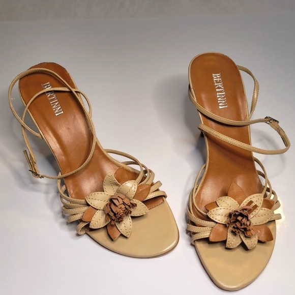 BERTINNI Feminine Flowered Women's Sandals - Picture 1 of 9